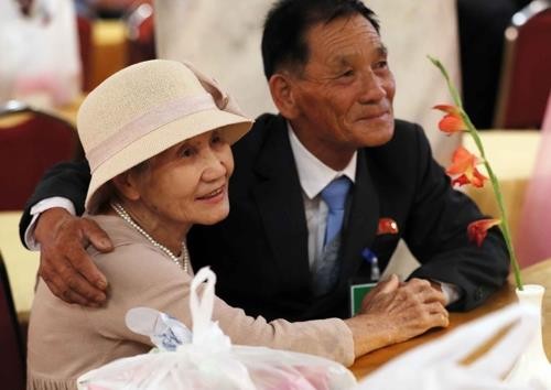 In this photo taken by the Joint Press Corps, Lee Keum-seom, 92, poses with her son, Sang-chol, for pictures at their second group reunion at Mount Kumgang on Aug. 21, 2018. (Yonhap)