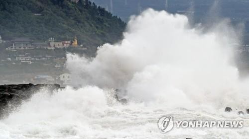 This photo taken on Aug. 22, 2018, shows typhoon waves in coastal waters off Seogwipo on the southern island of Jeju. (Yonhap)