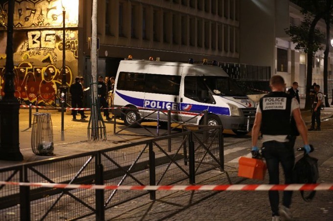 7 wounded including 2 British tourists in Paris knife attack 