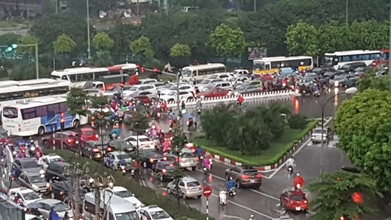 Cold spell hits Hanoi, causing heavy rains & traffic congestion