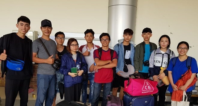 Vietnamese students in Palu gather at Palu airport (Source: VNA)