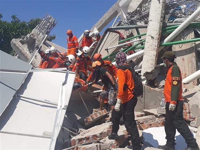 Rescue is underway for victims of the powerful earthquakes and tsunami in Central Sulawesi. (Photo: AFP/VNA)