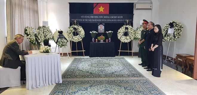 US Ambassdor to Myanmar Scot Marciel writes in the funeral book at the Vietnamese Embassy in Myanmar (Photo: VNA) 
