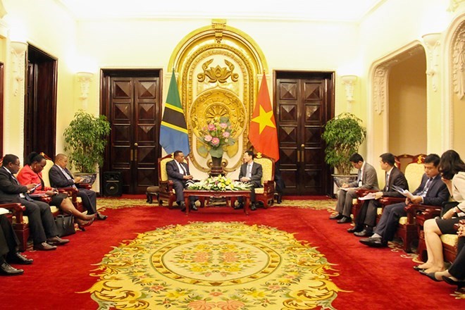 Acting Minister of Information and Communications Nguyen Manh Hung received Tanzanian Minister of Foreign Affairs and East African Cooperation Augustine Mahiga in Hanoi on October 11 (Photo: Mic.gov.vn)