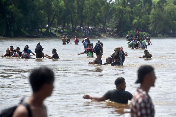 Migrants cross the Suchiate River from Tecun Uman in Guatemala to Ciudad Hidalgo in Mexico. - AFP/VNA Photo 