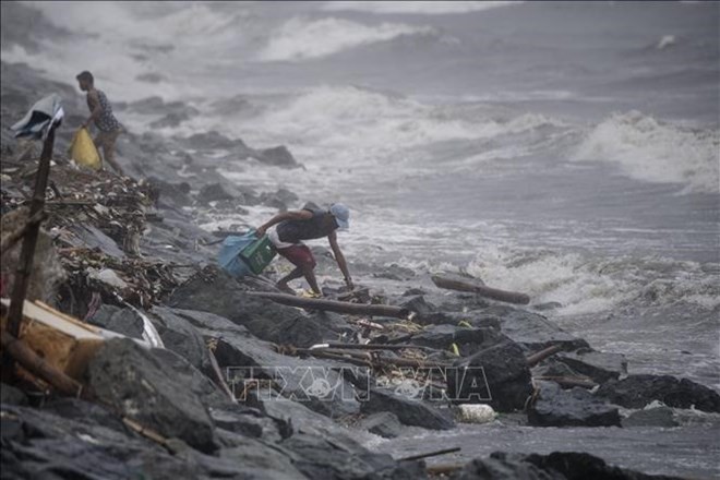 yphoon Yutu causes heavy rains in Manila Bay in the Philippines. (Photo: AFP/VNA)