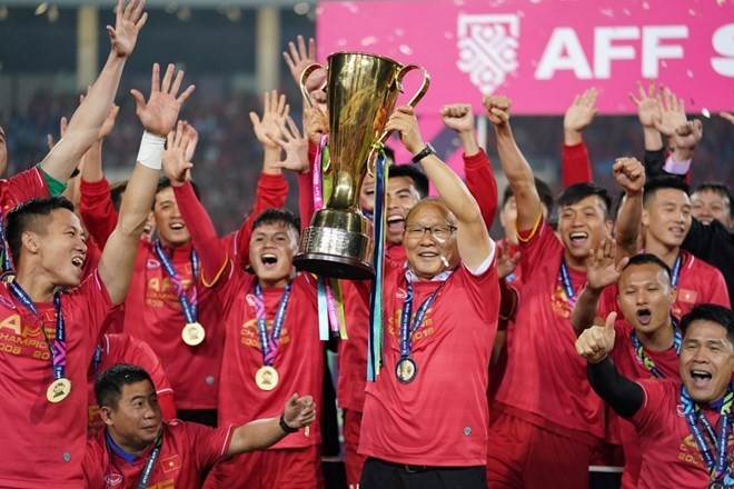 ietnam's football team pose for a photo with the AFF Suzuki Cup trophy. (Photo: VNA)