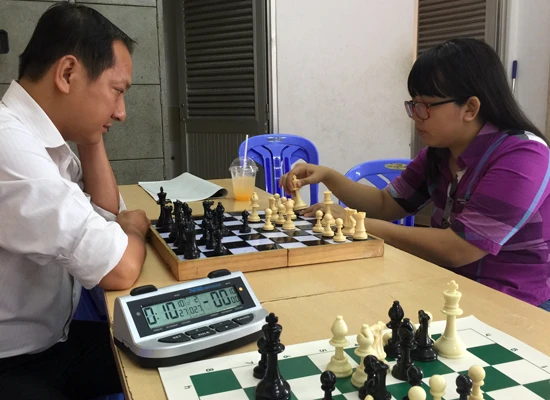 Minh Thư tập luyện cờ vua cùng thầy Hiền Thục chuẩn bị cho giải đấu vào tháng 6 năm nay