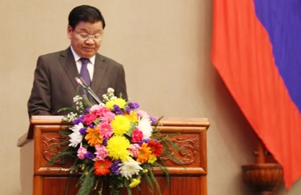 Thủ tướng Chính phủ Lào Thonglune Sisulith đọc báo cáo tại kỳ họp