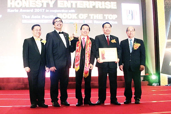 Tiến sĩ Nguyễn Đức Thọ, Chủ tịch Hội đồng quản trị - Tổng giám đốc An Tín Travel nhận giải thưởng Thương hiệu xuất sắc châu Á - Thái Bình Dương 2017