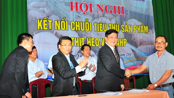 Ông Phidsanu Pongwatana, Tổng Giám đốc điều hành công ty MM Mega Market Việt Nam ký kết thu mua heo VietGAP tại Đồng Nai