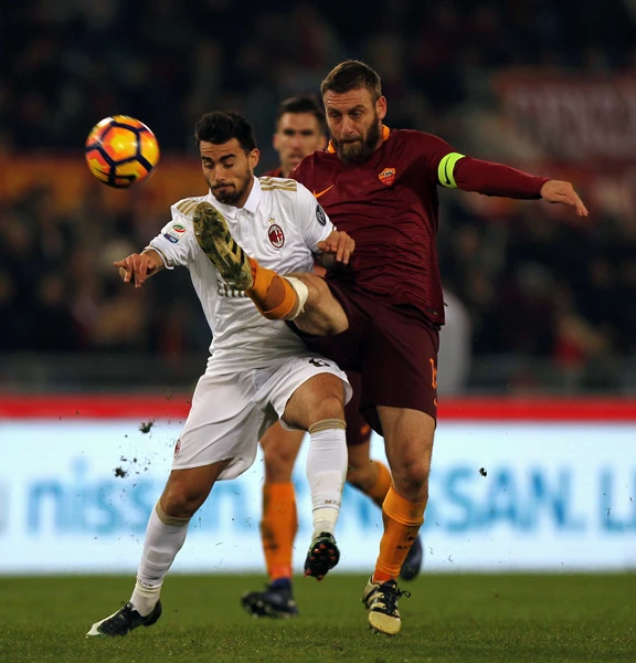 Daniele De Rossi (phải, Roma) phá bóng trước Suso (AC Milan)