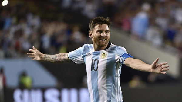 Argentina sống lại hy vọng dự World Cup với Messi