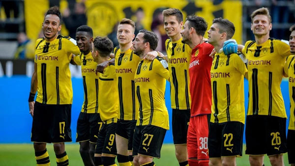 Niềm vui của các cầu thủ Dortmund sau khi giành được một chiến thắng quan trọng trước Hoffenheim