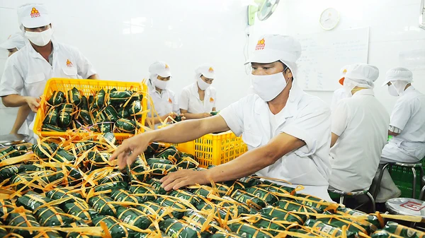 Chế biến giò chả tại Công ty Vissan, doanh nghiệp tại TPHCM đầu tư xây dựng nhà máy tại tỉnh Long An. Ảnh: CAO THĂNG