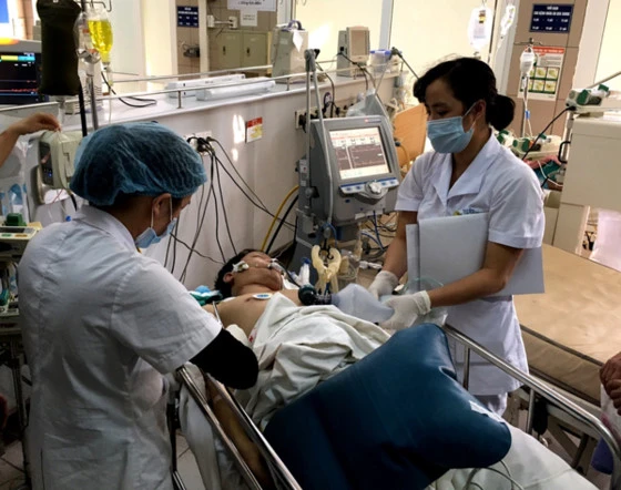Một trường hợp ngộ độc rượu đang được điều trị tại bệnh viện Bạch Mai