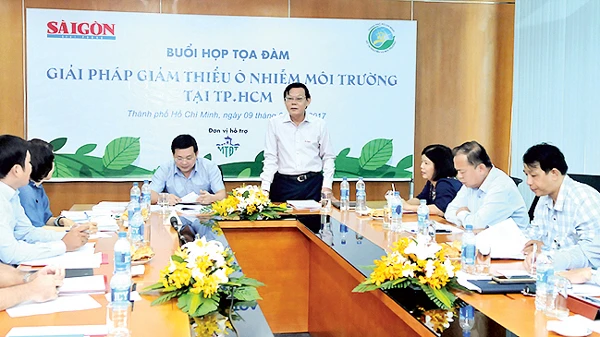 Tổng Biên tập Báo SGGP Nguyễn Tấn Phong phát biểu tại tọa đàm “Giải pháp giảm thiểu ô nhiễm môi trường tại TPHCM”, ngày 9-5