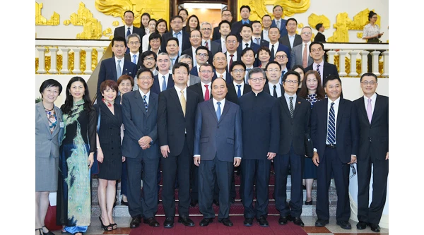 Thủ tướng Nguyễn Xuân Phúc và các thành viên đoàn doanh nghiệp Hồng Công, Trung Quốc. Ảnh: VGP