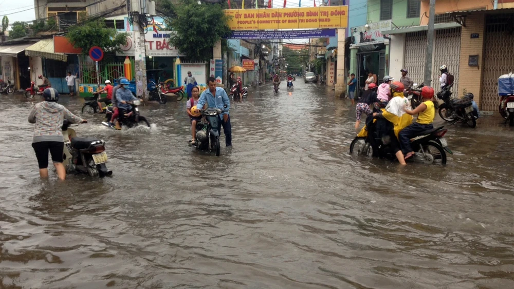 Dù mưa đã ngớt trước đó 2 giờ, đến 17 giờ 30 ngày 15-5, đường Tân Hòa Đông (quận Bình Tân, TPHCM) vẫn ngập nặng. Ảnh: HIẾU NGHĨA
