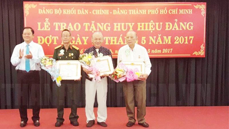 Đảng ủy Khối Dân - Chính - Đảng TPHCM tổ chức lễ trao huy hiệu Đảng