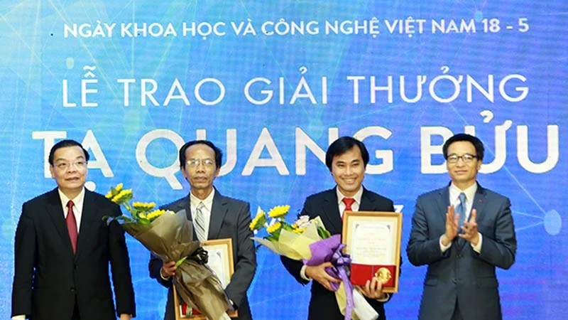 Trao giải thưởng cho PGS-TS Nguyễn Sum và GS-TS Phan Thanh Sơn Nam