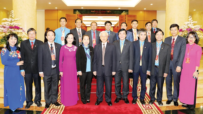 Tổng Bí thư Nguyễn Phú Trọng chụp ảnh chung với các đại biểu Tổng Liên đoàn Lao động Việt Nam