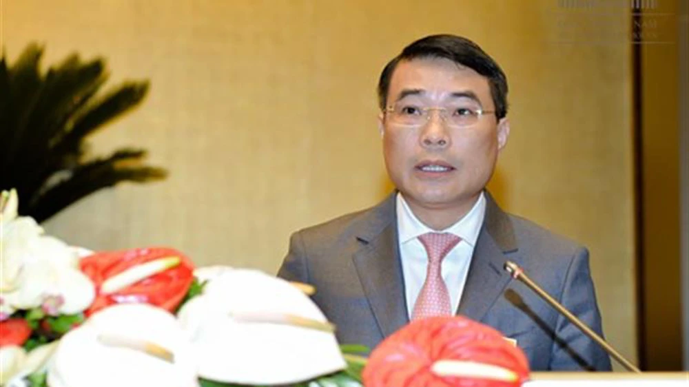 Thống đốc Ngân hàng Nhà nước Việt Nam Lê Minh Hưng trình bày Tờ trình. Ảnh: quochoi.vn 