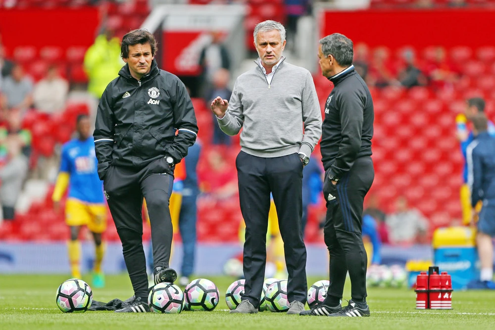 Dù liên tục nói “bỏ” Premier League, nhưng Jose Mourinho và các cộng sự của ông khó lòng vui vì vị trí thứ 6.