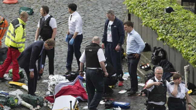 Cấp cứu nạn nhân bên ngoài tòa nhà Quốc hội Anh ở London trong vụ tấn công bằng xe ngày 22-3-2017. Ảnh: AP