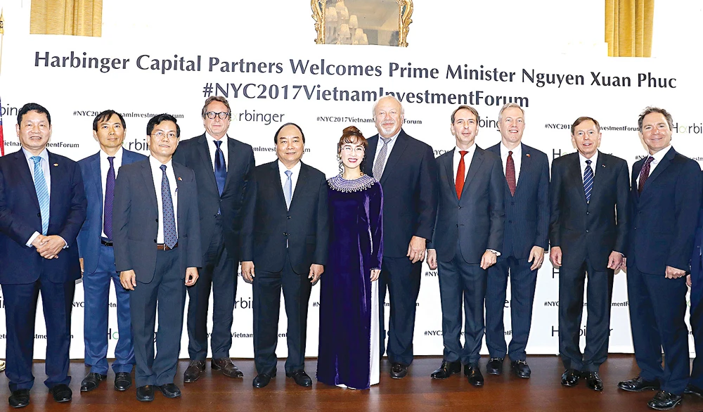 Thủ tướng Nguyễn Xuân Phúc với các đại biểu dự Tọa đàm bàn tròn về hợp tác đầu tư Hoa Kỳ - Việt Nam