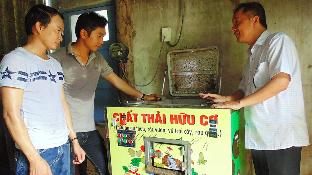 Ông Trương Anh Tuyền, Giám đốc Công ty Tiến Ngọc trao đổi với đội ngũ kỹ thuật về máy chế biến rác thải thành compost sau 24 giờ