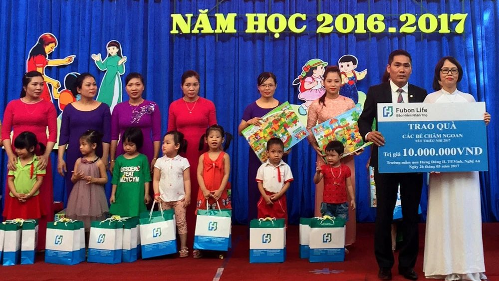 Ông Nguyễn Quang Ánh, giám đốc văn phòng tổng đại lý Fubon Life Việt Nam tại thành phố Vinh trao quà tại trường mầm non Hưng Dũng II, tỉnh Nghệ An