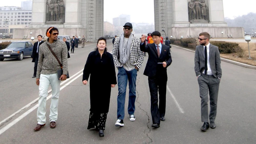 Ngôi sao bóng rổ Mỹ Dennis Rodman (giữa) trong chuyến du lịch đến Triều Tiên năm 2013