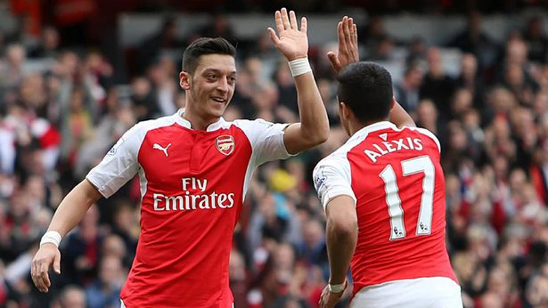Giữ Alexis Sanchez lẫn Mesut Oezil, Arsenal thâm hụt nặng nề quỹ lương