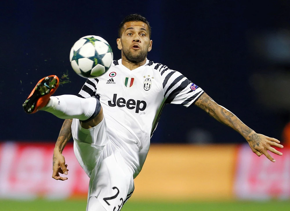 Dani Alves rời Juventus chỉ sau một năm khoác áo đội bóng này