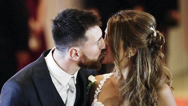 Messi trao nụ hôn trên thảm đỏ