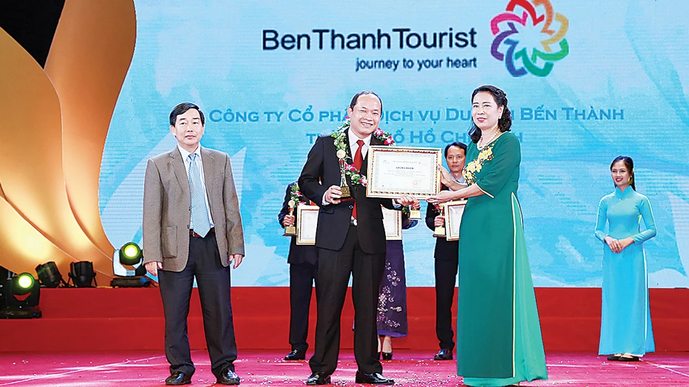 BenThanh Tourist nhận danh hiệu Top 10 doanh nghiệp lữ hành nội địa hàng đầu Việt Nam 2017