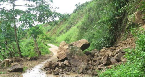 Sạt lở xảy ra tại tuyến đường từ huyện Điện Biên Đông đi các xã trên địa bàn.