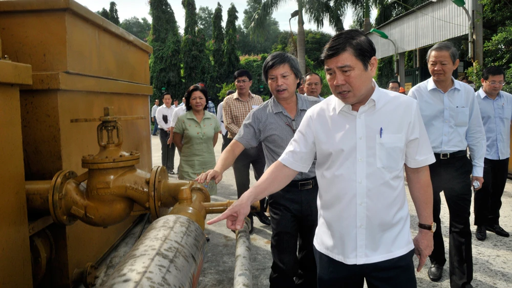 Chủ tịch UBND TPHCM Nguyễn Thành Phong xem lò khí hóa chuyển rác thành khí chạy máy phát điện tại bãi rác Gò Cát