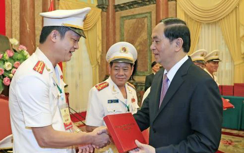 Chủ tịch nước Trần Đại Quang tặng quà cho các Anh hùng lực lượng vũ trang nhân dân tại buổi gặp mặt. Ảnh: TTXVN