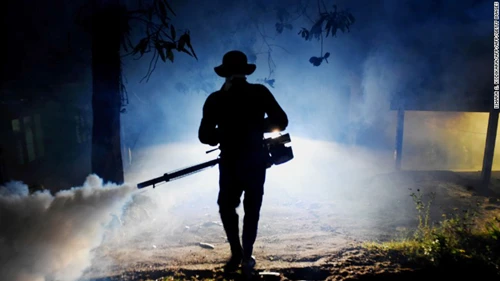 Nhân viên y tế Sri Lanka phun thuốc diệt trừ muỗi. Ảnh: CNN.COM