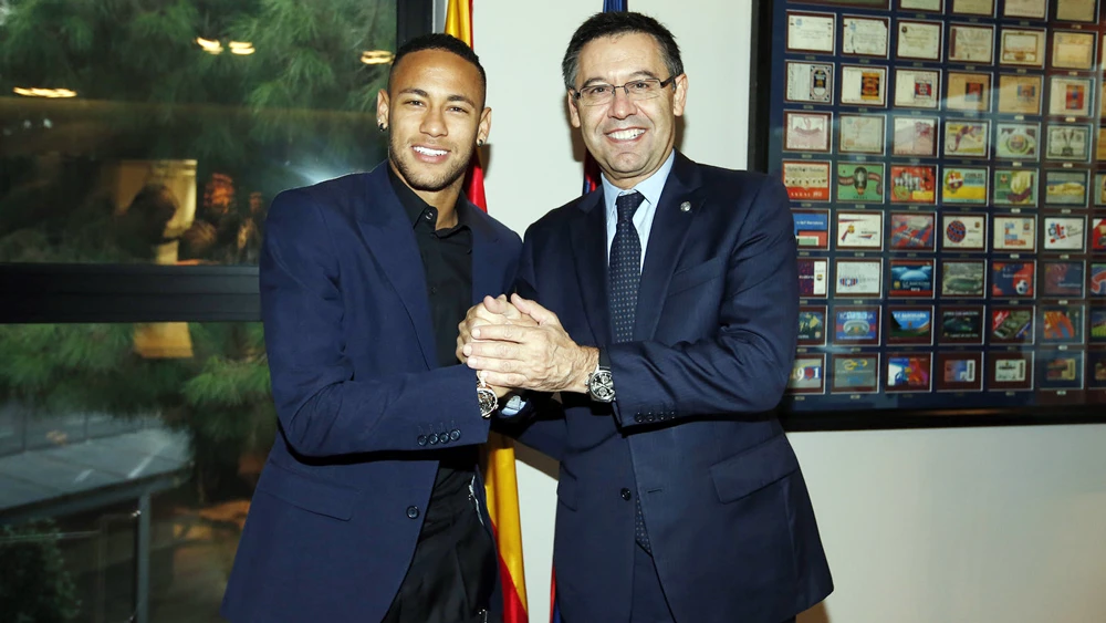 Tương lai Neymar (trái) sẽ quyết định đến chiếc ghế của ông Bartomeu