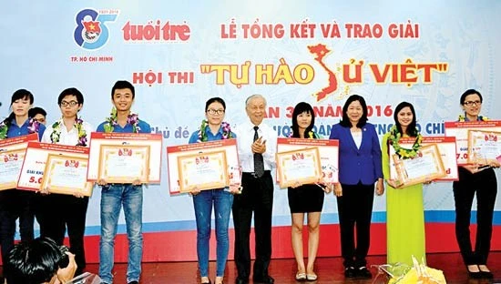 Các thí sinh đoạt giải Hội thi Tự hào sử Việt năm 2016