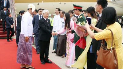 Cán bộ, nhân viên Đại sứ quán Việt Nam đón Tổng Bí thư Nguyễn Phú Trọng tại sân bay Quốc tế Naypyidaw