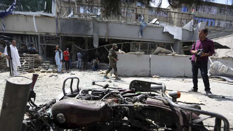 Chi nhánh Kabul Bank ở Kabul, Afghanistan, hư hỏng nghiêm trọng trong vụ đánh bom tự sát ngày 29-8-2017. Ảnh: AP