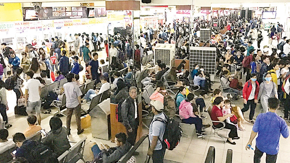 Hành khách mua vé về quê nghỉ lễ tại Bến xe Miền Đông (TPHCM) vào chiều tối 1-9