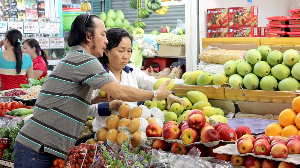 Chọn mua trái cây có dán tem chống hàng giả