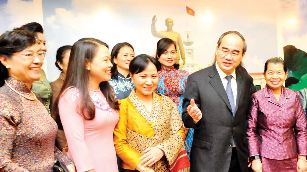 Bí thư Thành ủy TPHCM Nguyễn Thiện Nhân trao đổi với phụ nữ Việt Nam - Lào - Campuchia