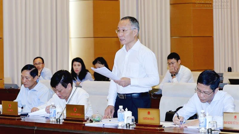 Thứ trưởng Bộ Công Thương Trần Quốc Khánh phát biểu tại Phiên họp (Nguồn: quochoi.vn)