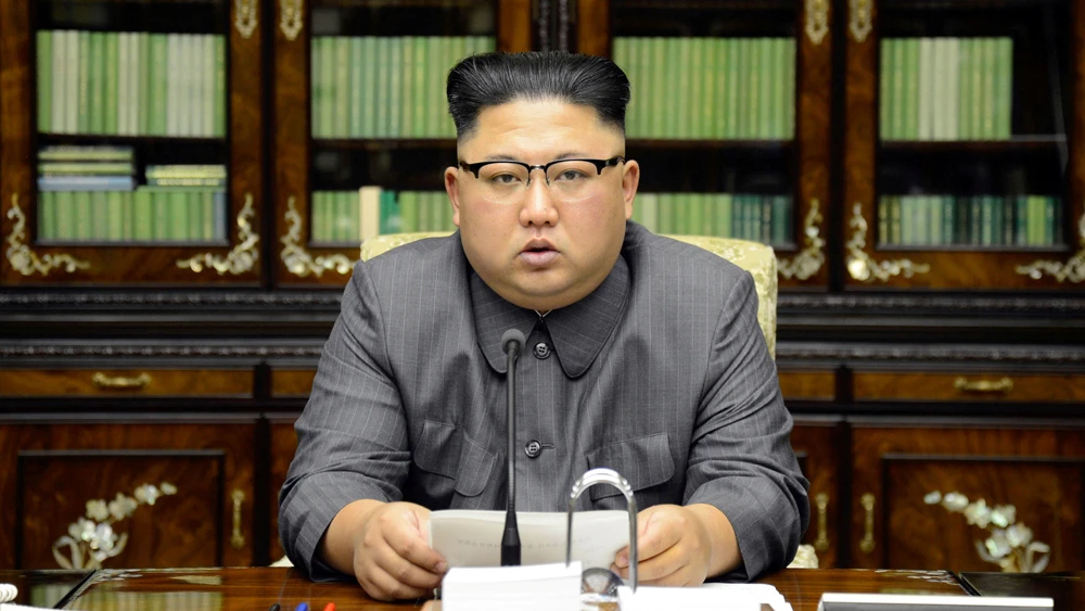 Lãnh đạo Kim Jong-un đọc tuyên bố lên án Tổng thống Mỹ Donald Trump đe dọa "hủy diệt hoàn toàn" CHDCND Triều Tiên. Ảnh do KCNA công bố ngày 22-9-2017